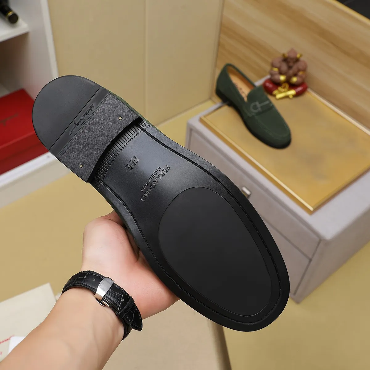 Men's shoes 💰460 🔥 Ferragamo new men's casual slip-on shoes 🇨🇳 Official website original 1:1 mold, original quality 💯 fine workmanship, high-end luxury ☘ The upper is made of imported Italian first-layer cowhide 🌴 Luxurious water dyeing 🐂 Leather lining 🍓 Rubber wear-resistant and non-slip outsole, breathable and comfortable to wear 🍍 The first choice for high-taste men, color optional! Code number 38-44 (45.46. Customized)